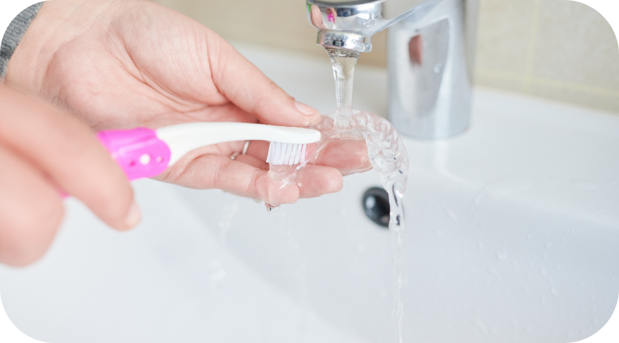Rinçage d'un aligneur invisible sous l'eau